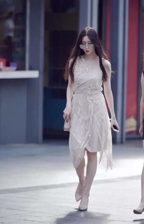 美女搭配一双黑色的小高跟鞋穿出去回头率满满，又非常的新潮时尚