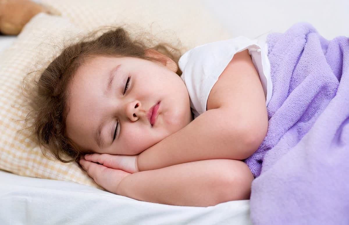 小贝|宝宝多大才能睡枕头？过早使用不仅影响睡眠和发育，还会伤娃健康