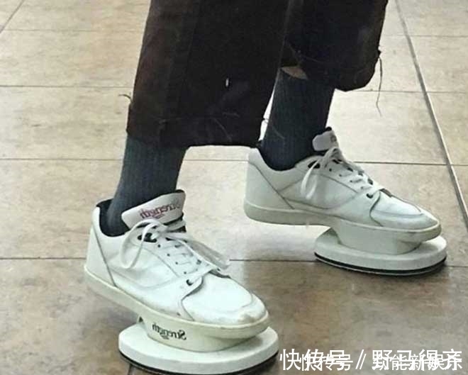 m令人瞠目的怪鞋子:仿效骆驼趾,把金鱼缸穿在脚下