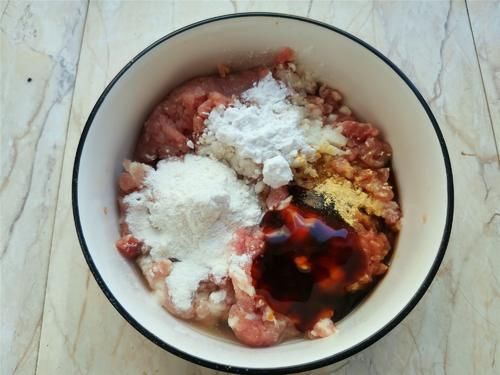 年夜饭做的浇汁肉丸子，吃的一个没剩，不放鸡蛋，外表焦脆里松嫩