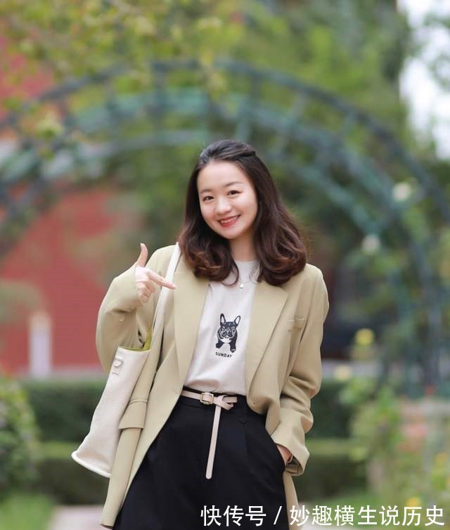 T恤 微胖女生怎么穿才好看西服外套搭配T恤和黑色短裤,显高又显瘦