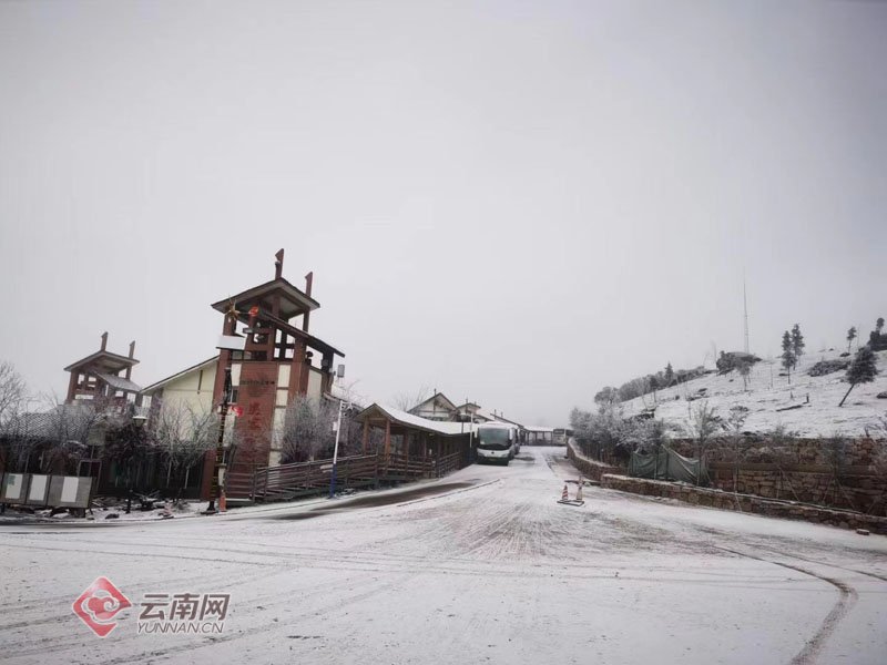 美如画！寒潮携2021年第一场雪飘落昆明轿子雪山