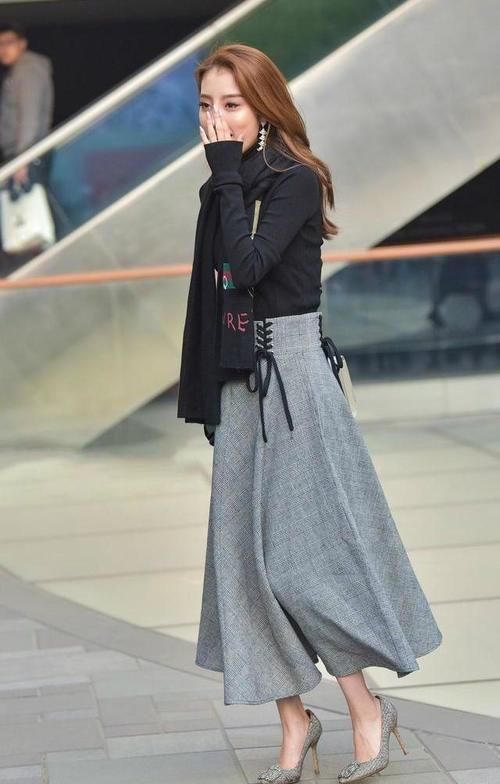 半裙配针织上衣，暖和又精致，是很好的选择