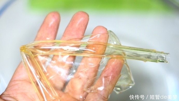 炎热的夏天,来一份酸酸甜甜的百香果慕斯,解暑又开胃!