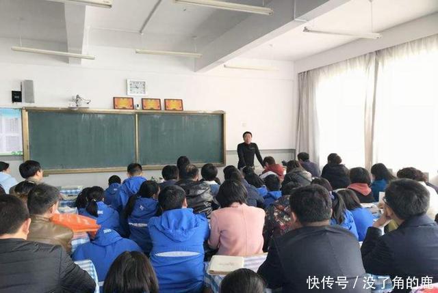 嫌弃|爸爸穿工作服去开家长会,却遭女儿嫌弃,丢下一句“真给我丢人”