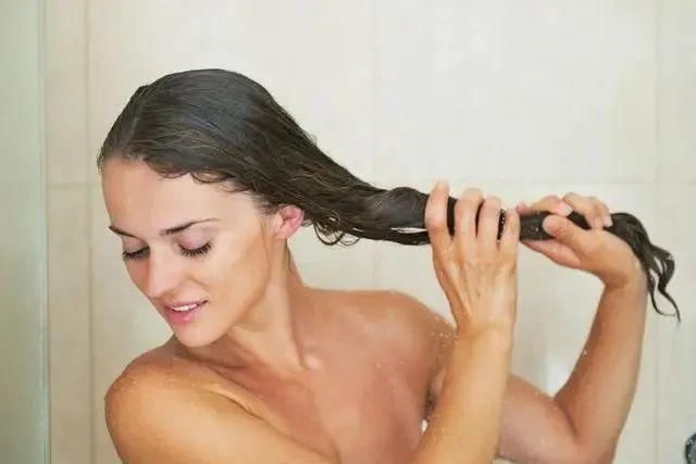 皮肤|无论男女,洗澡时尽量少做这五件事,当心吃亏的是自己