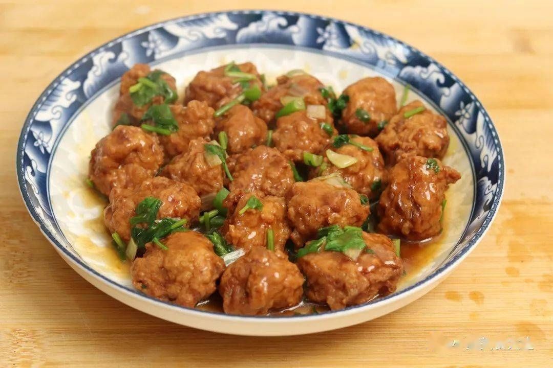 炸肉丸子，牢记“加2水，放3样”，丸子外酥里软，放凉也不硬