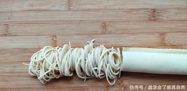 菜市场遇到它别手软，4块1斤营养高，切丝浇上酱汁焖一锅，够鲜美