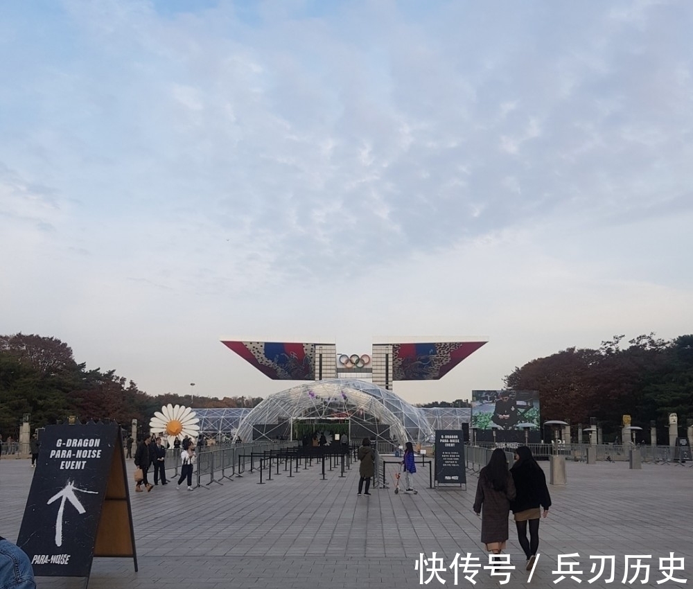 雏菊&首尔最新打卡点!GD亲自绘画、超大雏菊LOGO,怎么拍都是仙女等级