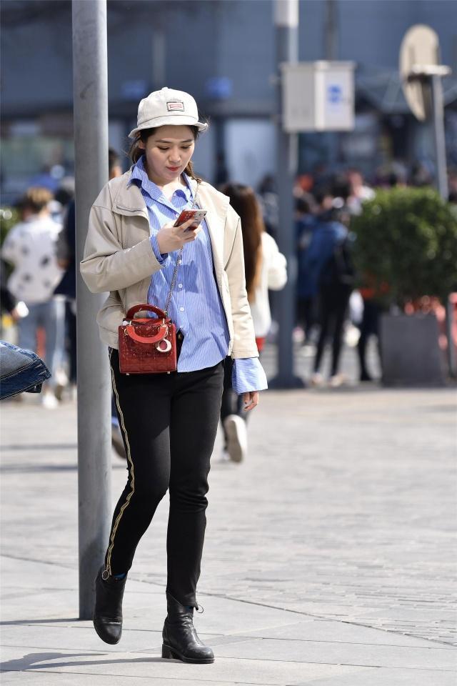 温暖|美女身穿蓝色长裙,上面的碎花很有复古气息,给人一种温暖的感觉