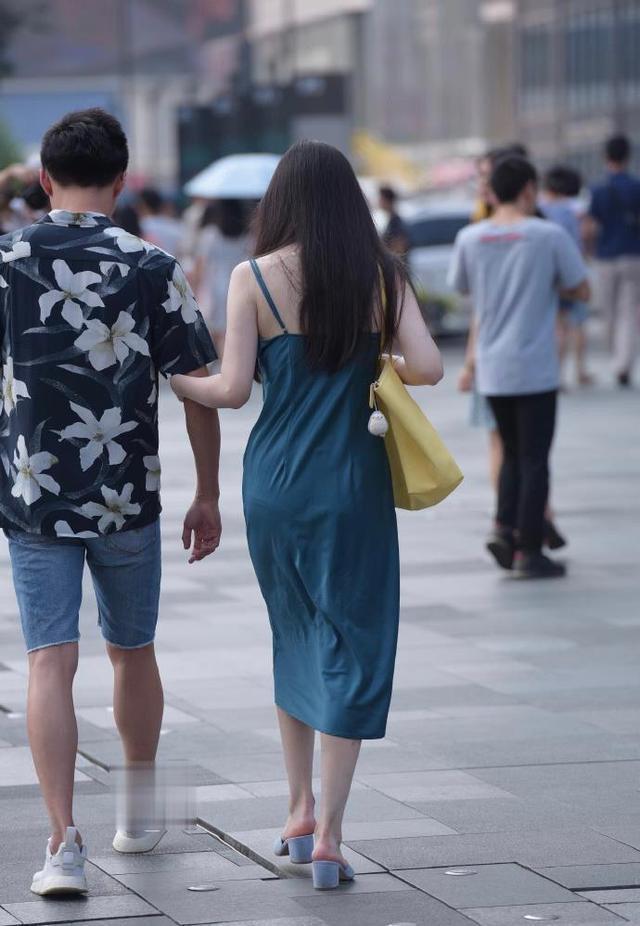 裙子|姑娘看着挺年轻, 但这身穿搭, 却浑身充满“贵妇”气息