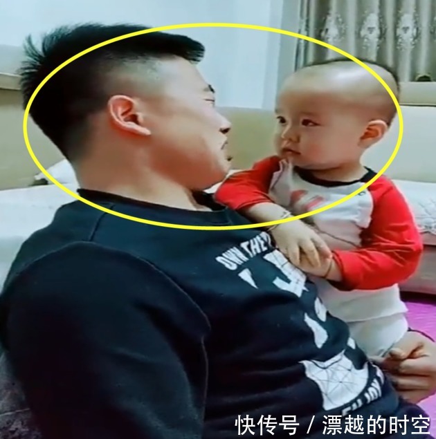 戏精|爸爸向宝宝告状腿被妈妈打疼了,结果爷俩抱头痛哭,网友俩戏精