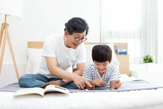 到底|亲悦读一问就烦孩子读完一本书,家长到底要不要提问