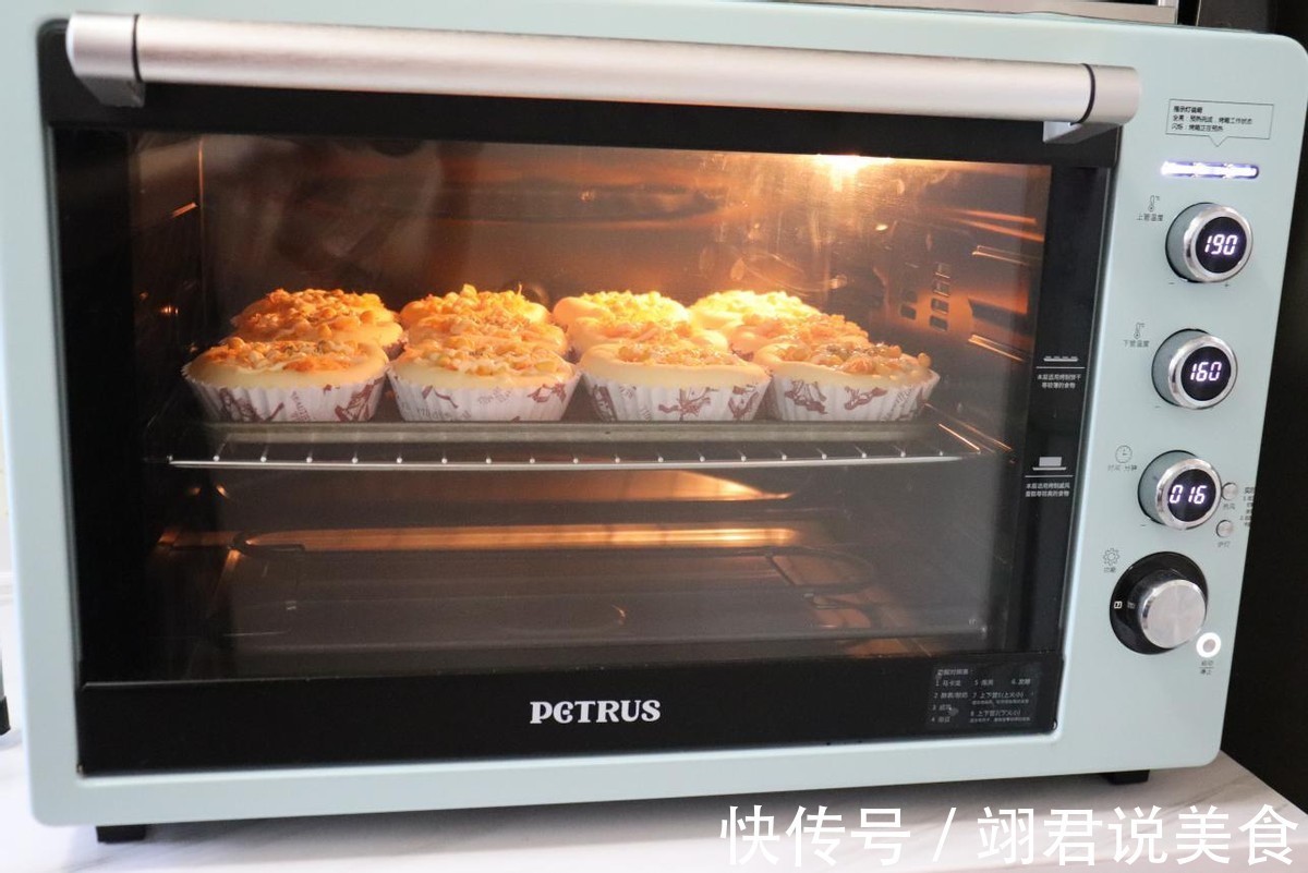 轻松上手的玉米肉松小面包，配料丰富，美味健康