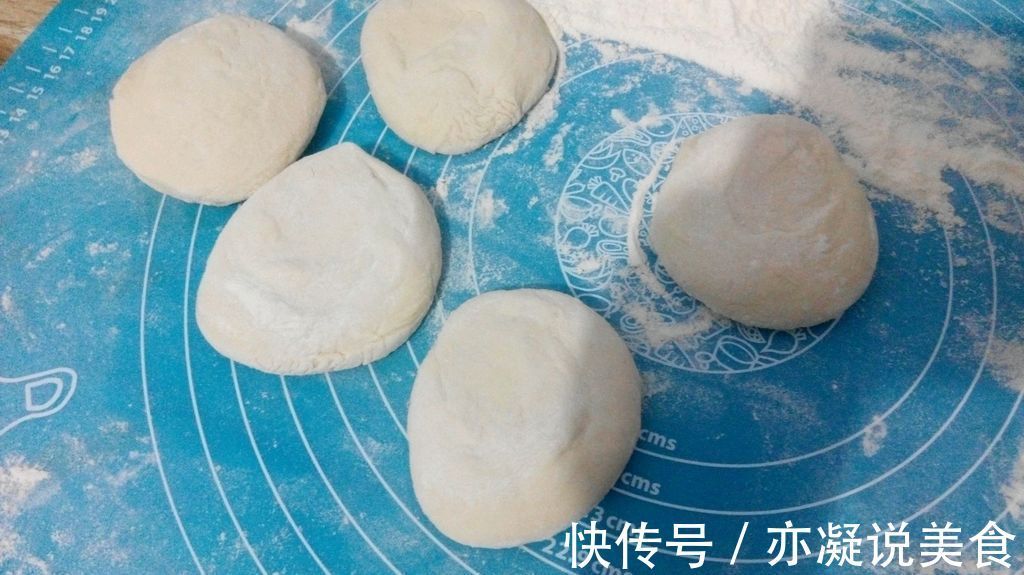 在家制作青椒火腿馅饼,味道鲜美,营养健康