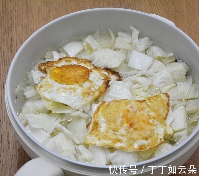 白菜豆腐煎蛋汤!
