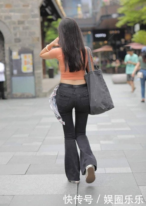 潇洒|气质美女,露脐装配喇叭裤,时尚又潇洒