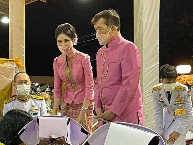 诗妮娜换新造型营业啦！穿粉衣太嫩了，耳边戴黄花更是少女感十足