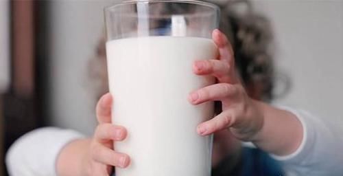 喝牛奶|睡前多久喝牛奶比较好？小孩晚上睡觉前喝牛奶好吗？