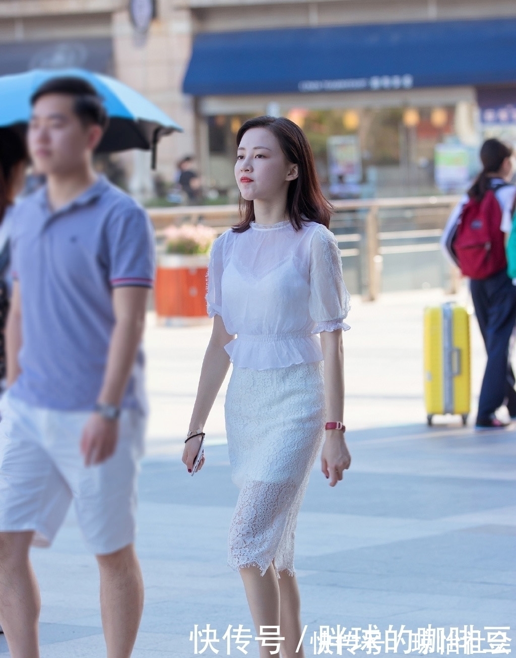 蕾丝裙 气质女生选择蕾丝裙穿搭,过膝的款式温婉含蓄,大方又好看