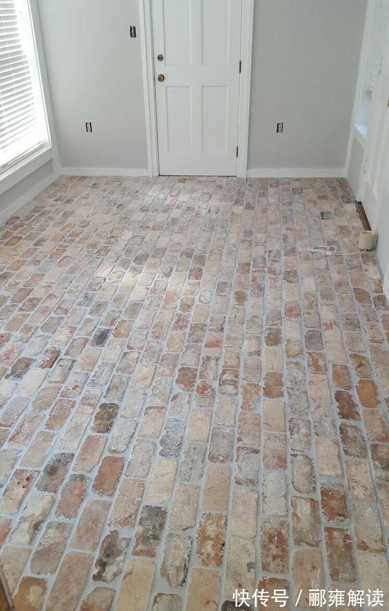 出家门|邻居坚持用红砖铺地,省下一半装修费,看完效果大家争相模仿!