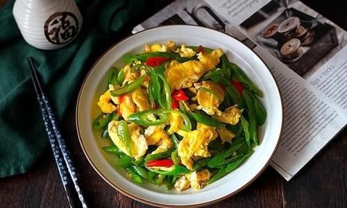 自从女儿考上了大学,晒我家两口周末午餐,两菜一汤,夸赞我们伙食真接地气