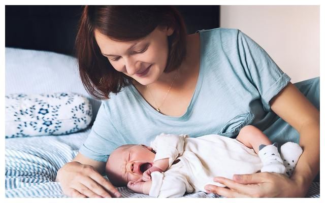 用喂奶来哄宝宝睡觉，看似有用，但其实对孩子伤害很大