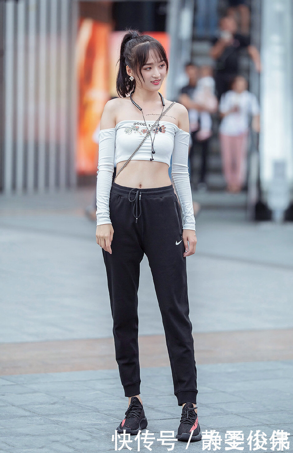 美女街拍个子高的女生太有“优势”,旁边穿吊带的闺蜜都黯然失色