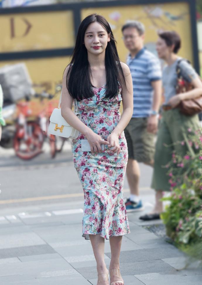 花姑娘,穿花裙装