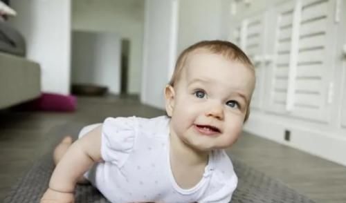 差异|宝宝“先爬后走”与“不爬就走”有3个差异,很多家长还不知道