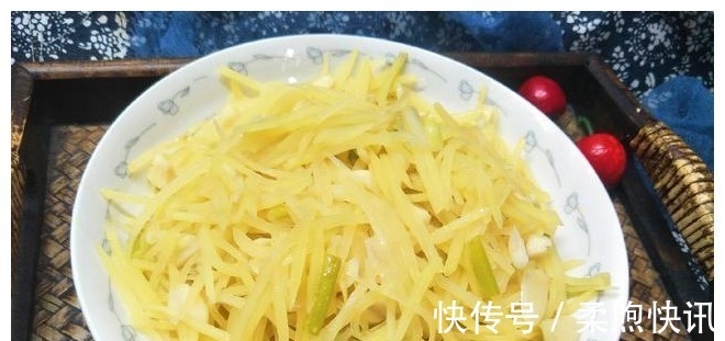 炒土豆丝时，放醋方法有讲究，教你1招，土豆丝酸香不呛口！