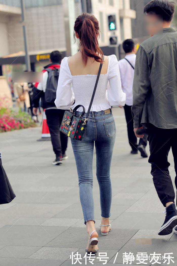 造型|早秋牛仔裤这样穿搭,简单时尚又大方,值得一试