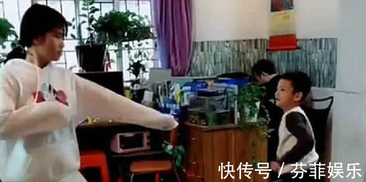 当家长|8岁姐姐打哭3岁弟弟,父母一旁看热闹哈哈大笑:她比我们会教育