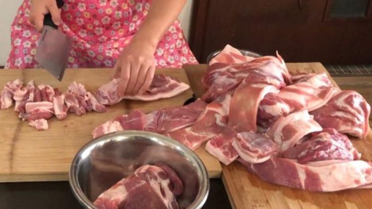 腊肠灌好后，直接晒就错了！多做2步，不破皮，咸香入味，1年不坏