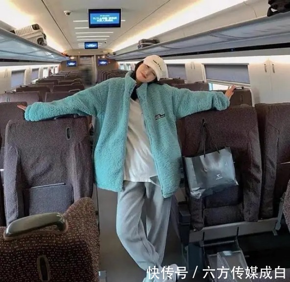 今年冬天正流行的一种穿法叫：“羊羔毛外套+休闲裤”，减龄时髦