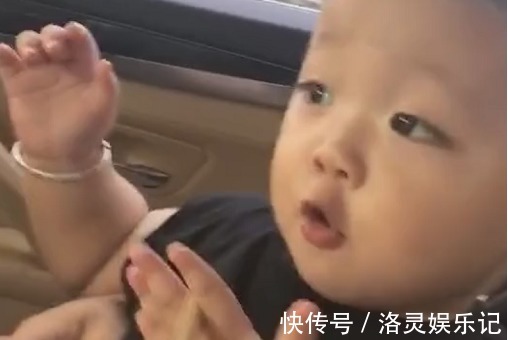 表情|萌娃喝果汁,戏精附体表情丰富,网友:完美模仿了宝爸的姿态