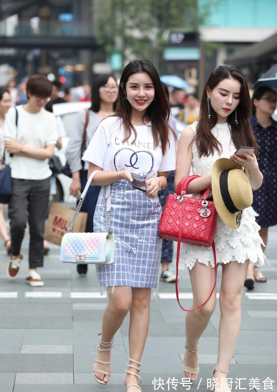 小姐姐|喧闹的街头,总有成对的闺蜜行走,一身裙装搭配,优雅美丽又清新