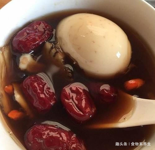 它是穷人版“阿胶”,和鸡蛋一起煮,润肤补气血,养颜,补水又淡