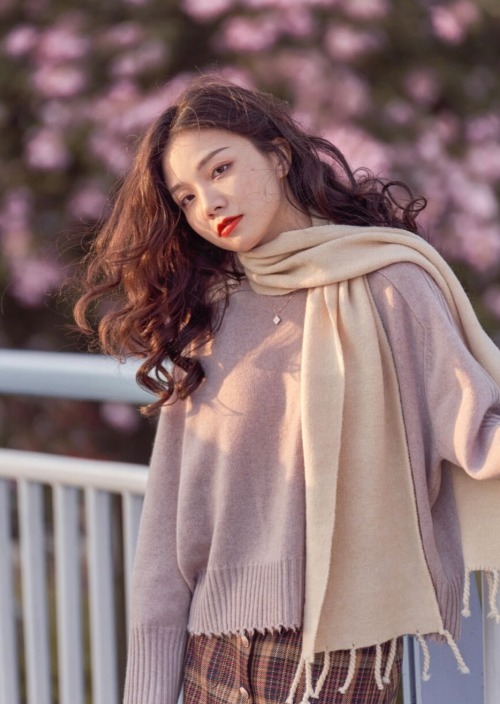 长筒靴|冬天穿“小白靴”更惊艳,显瘦耐看还减龄,配大衣美极了!