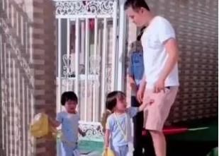 孩子|奶爸接三胞胎迟到,女儿们满脸气愤,奶爸手忙脚乱,笑翻门卫大爷