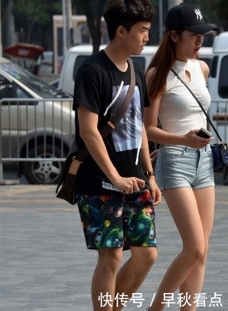  露脐|街拍：25岁富豪美女紧身牛仔短裤搭白色露脐上衣，尽显苗条身材