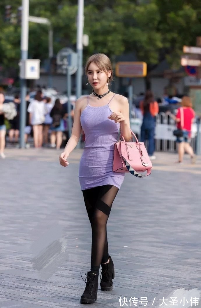 女孩|美女街拍:女孩想吸睛,当然少不了“个性”的丝袜了