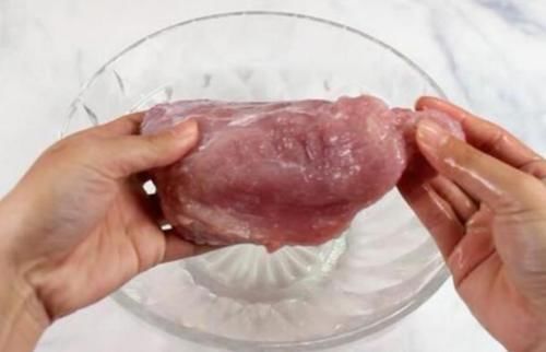 冻得像砖块的肉，不要用热水泡，学会解冻小妙招，肉吃着鲜嫩不腥