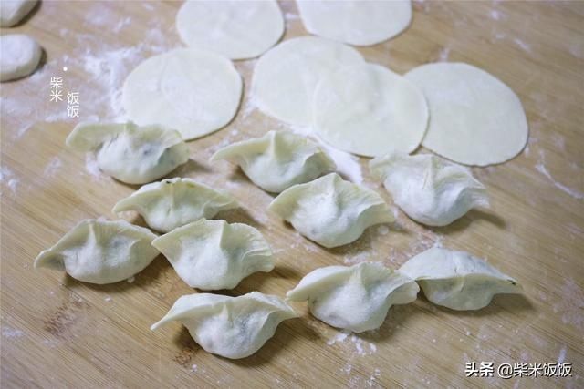 韭菜饺子，别总搭配鸡蛋了，教你这样调馅，个个爆汁更好吃