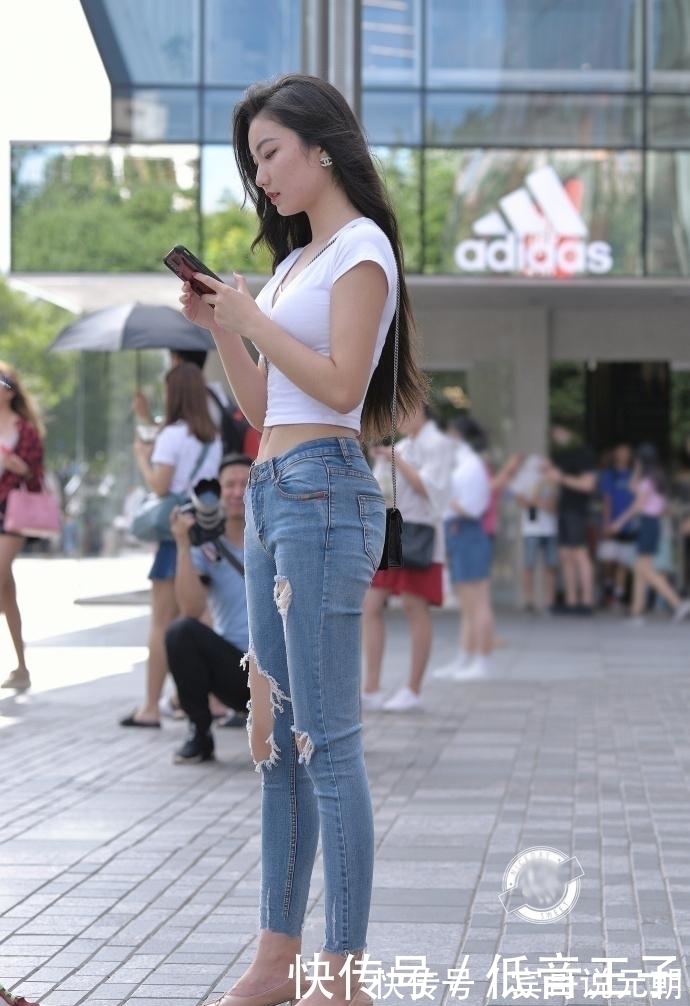 成熟|街拍:牛仔裤的穿搭,将成熟的韵味展现出来!