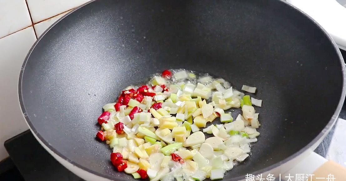 草鱼|草鱼怎么做才好吃?这样一次炖一锅不嫌多,出锅后连汤汁都不剩