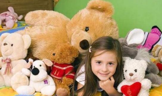 女儿|“她总盯着我看”，女儿被800元玩具吓哭，网友我看见也害怕