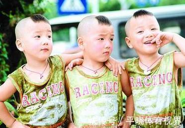 农村|三胞胎兄弟回农村,一起“合谋”杀鸡不松手,气坏爷爷笑翻了妈妈