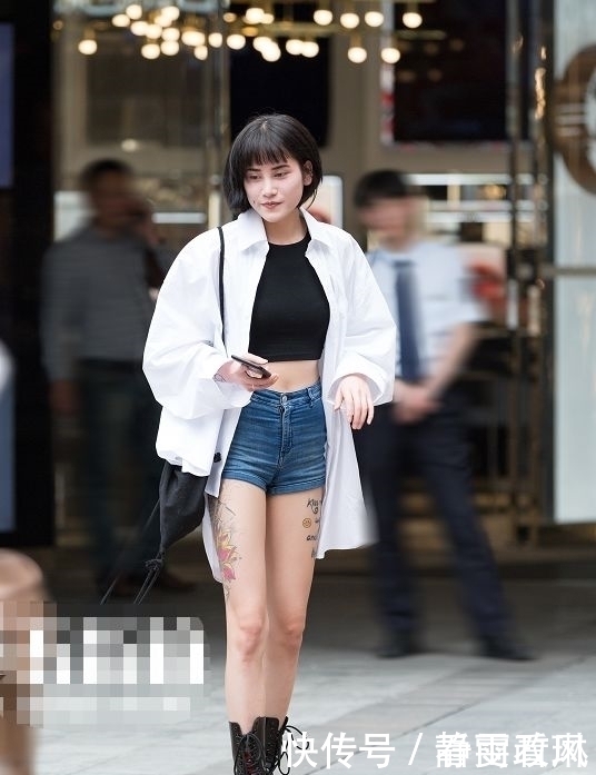 街拍:女人们穿三角形短裤,长腿“露”出线条,回头率绝对最高!