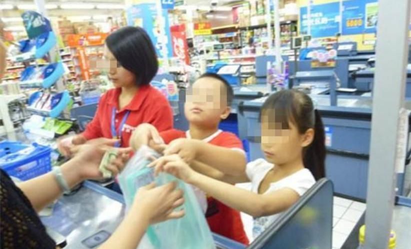 巴掌|一瓶酱油50元?8岁女儿替妈妈买酱油“被坑”,换来反手一巴掌